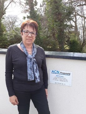 femme à lunettes devant logo ACN propreté